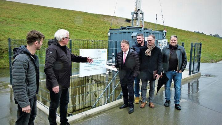 Die neue CHC10-Kompaktanlage soll dafür sorgen, dass bis 2050 mindestens 11 500 Tonnen CO2 eingespart werden können. Von links Deponiemitarbeiter Heiko Klinger, Sachbearbeiter Michael Beck, Landrat Klaus Peter Söllner, ASK-Bauleiter Markus Meisel, ASK-Geschäftsführer Florian Schneider und Dipl.-Ing. Mattias Ott (Foto unten). Das schauten sich alle auch in der Praxis (Foto oben) genau an. Die Anlage ist ein hocheffizienter "Filter" für Treibhausgas-Emissionen. Fotos: Werner Reißaus