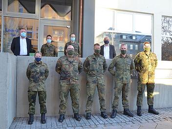 Soldaten aus Gotha stehen vor dem Landratsamt Sonneberg, wo sie in den kommenden Wochen unterstützen sollen. Rainer Lutz