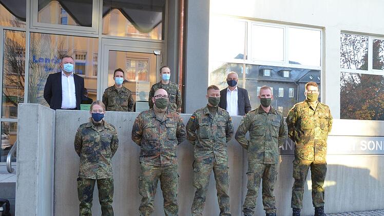 Soldaten aus Gotha stehen vor dem Landratsamt Sonneberg, wo sie in den kommenden Wochen unterstützen sollen. Rainer Lutz