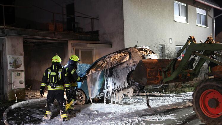 Kreis Ansbach: Elektroauto fängt beim Laden Feuer