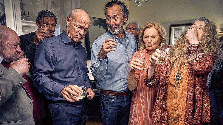 Wenn die Kleinen schlafen, lassen es die Großen in "Enkel für Fortgeschrittene" auch mal krachen: Gerhard (Heiner Lauterbach, dritter von links), Aydin (Ercan Durmaz, vierter von links), Karin (Maren Kroymann, zweite von rechts) und Philippa (Barbara Sukowa).