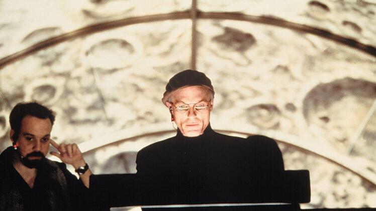 Der Verantwortliche der "Truman Show" ist Christof (Ed Harris, rechts), ihr Erfinder, Produzent und Regisseur.