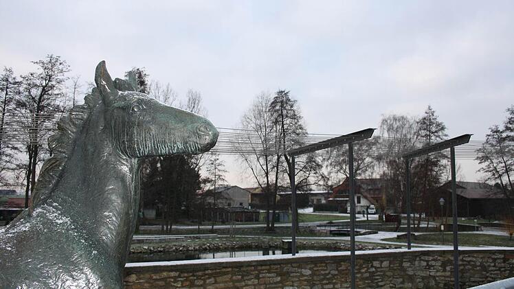 Auch Pferd und Platz am Wasserschloss werden in LED-Licht getaucht.
