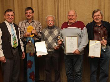 Etwa 4500 Hektar Ackerfläche im Landkreis werden zurzeit mit Raps bebaut. Bienen sorgen mit der Bestäubung dafür, dass der Ertrag kräftig steigt. Peter Kirchner taxiert die dadurch entstehende Wertsteigerung auf mehr als 470 000 Euro im Jahr. Archivfoto: Schmidt/dpa
