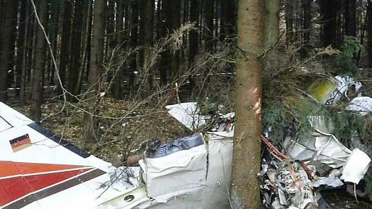 Das Foto der Bundesstelle für Flugunfalluntersuchung zeigt das grausame Ausmaß des Absturzes, bei dem alle drei Insassen ums Leben kamen.