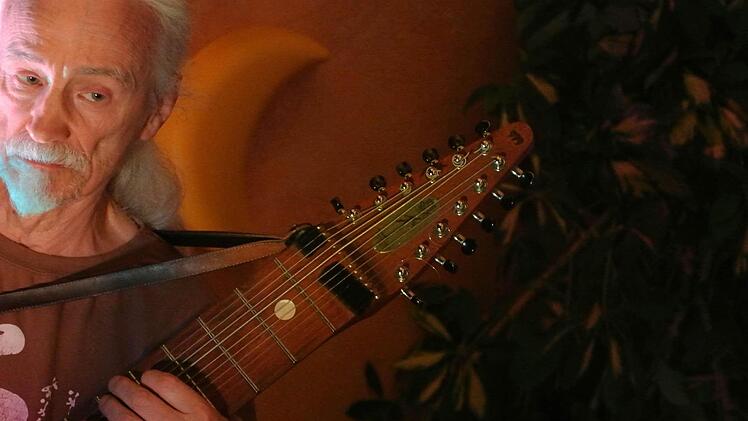 Hans Hartmann am Chapman-Stick