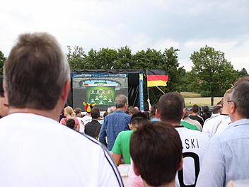 Beim ersten Spiel der Deutschen Fußball-Nationalmannschaft war um 18 Uhr Anpfiff. Viele hatten sich den Abend freigehalten, um beim Public Viewing dabei zu sein. Andere wiederum, wie etwa die Schichtarbeiter bei FTE in Ebern und bei ESN in Hofheim, konnten das Spiel am Arbeitsplatz schauen, denn die Arbeitgeber hatten Leinwände in der Kantine aufgebaut. Foto: Andreas Lösch
