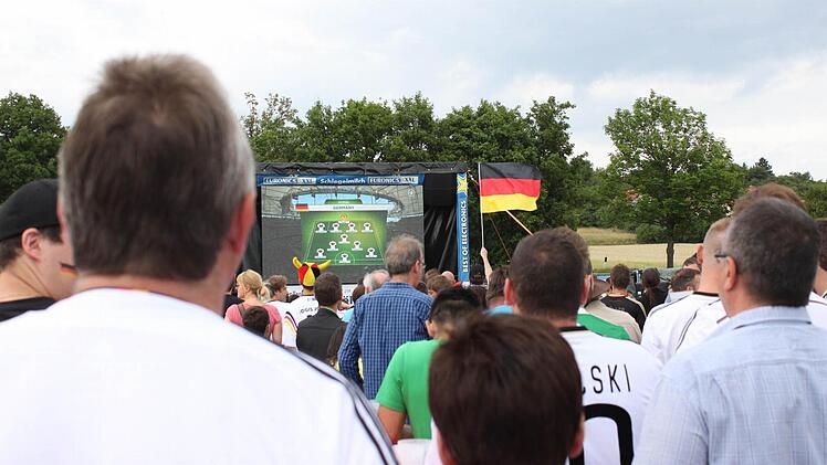 Beim ersten Spiel der Deutschen Fußball-Nationalmannschaft war um 18 Uhr Anpfiff. Viele hatten sich den Abend freigehalten, um beim Public Viewing dabei zu sein. Andere wiederum, wie etwa die Schichtarbeiter bei FTE in Ebern und bei ESN in Hofheim, konnten das Spiel am Arbeitsplatz schauen, denn die Arbeitgeber hatten Leinwände in der Kantine aufgebaut. Foto: Andreas Lösch