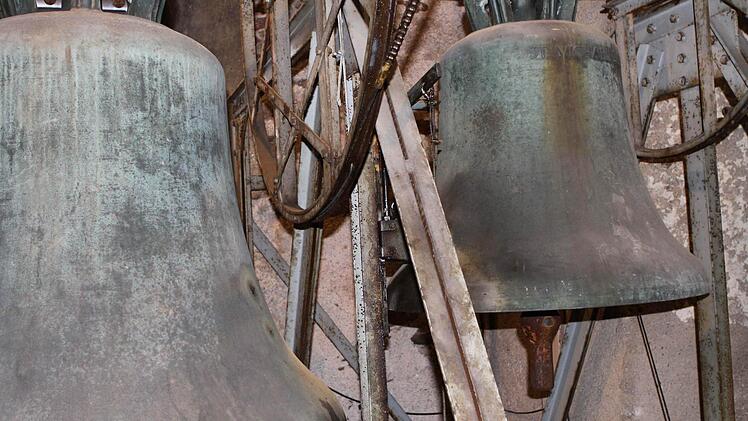 Im Kirchturm, befestigt an einen Stahlträger, befinden sich die drei Glocken. Vor 50 Jahren wurden sie dort hin gehievt und verrichten seitdem tagtäglich ihre Arbeit.  Foto: Michael Wunder