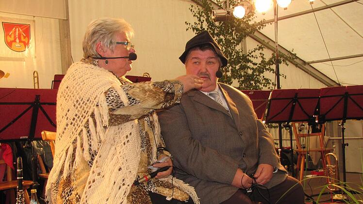 "Die lustigen Weiber von Weitramsdorf" (Karin Röder und Renate Kissinger) begeisterten als älteres Ehepaar. Foto: Martin Koch