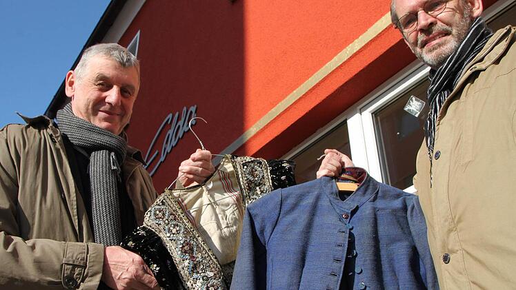 Auge fürs Modische: Roland Heinlein (rechts) vom Kulturbüro und 2. Bürgermeister Jürgen Pfister zeigen alte Trachten. Foto: Ulrike Müller