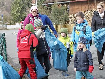 Klein und Groß sammelten eifrig Unrat auf.  Fotos: Carmen Schwind