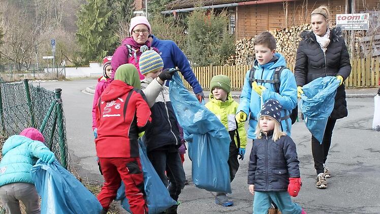 Klein und Groß sammelten eifrig Unrat auf.  Fotos: Carmen Schwind