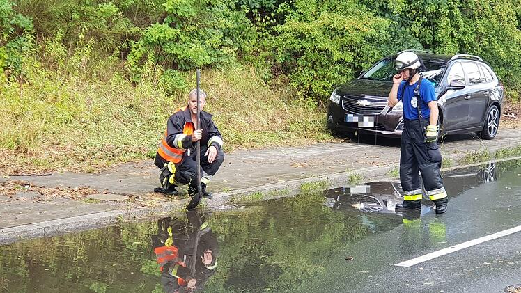 Die angekündigten Gewitter haben am Samstagnachmittag für erste Schäden gesorgt. Starkregen sorgte im Nürnberger Süden für überflutete Straßen. Foto: NEWS5/Fechner