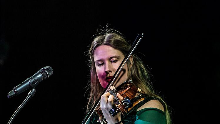 Die siebenköpfige Band Cornamusa gastierte gemeinsam mit der international besetzten "Irish Beats Dance Company" im Kongresshaus Rosengarten in Coburg.Foto: Jochen Berger