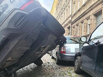 Spektakul&auml;rer Unfall in F&uuml;rth: Seat kommt seitlich auf geparktem Auto zum Stehen