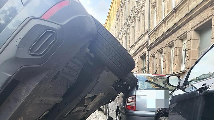 Spektakul&auml;rer Unfall in F&uuml;rth: Seat kommt seitlich auf geparktem Auto zum Stehen