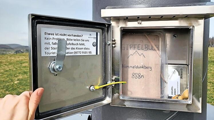 So sieht die Stempelstelle am Himmeldunkberg aus. Wer den 888 Meter hohen Berg erklommen hat, kann sich hier den Stempel für seinen Gipfelpass holen und sich im Gipfelbuch des Rhönklubs eintragen.