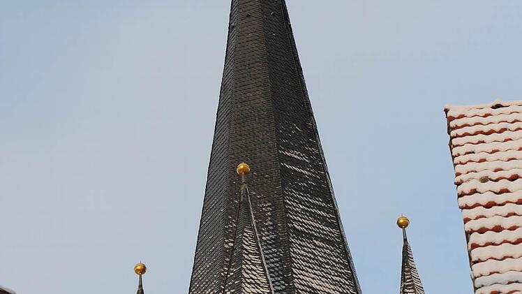 Kuschelt sich zwischen die Häuser, jedenfalls aus dieser Perspektive: die Zeiler Fünf-Knopf-Kirche. Fotos: Brigitte Krause