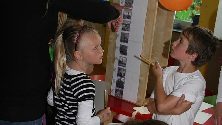 Spielstationen rätselten die Kinder, wo wohl die Bilder aus der Heimat aufgenommen sind.