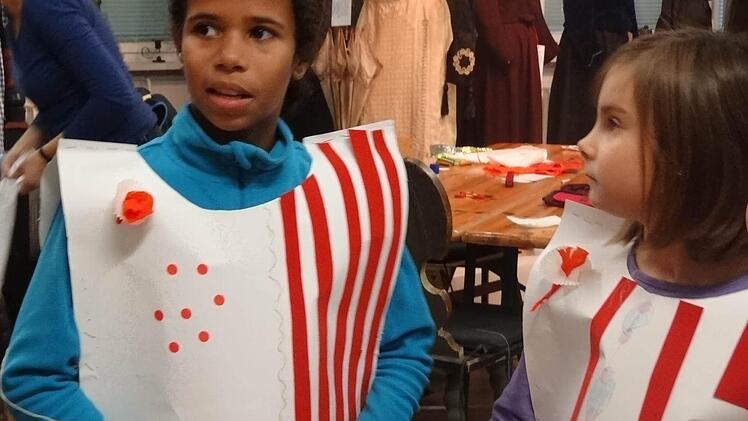 Bis ins Detail haben die Mädchen hier an ihren Kostümen gefeilt. Da fehlt auch nicht die Blume im "Knopfloch".