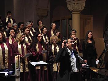 Wo immer der Gospelchor "Die KisSingers" unter der Leitung von Stadtkantor Jörg Wöltche auftritt, lässt er ein begeistertes und ergriffenes Publikum zurück.  Foto: Peter Klopf