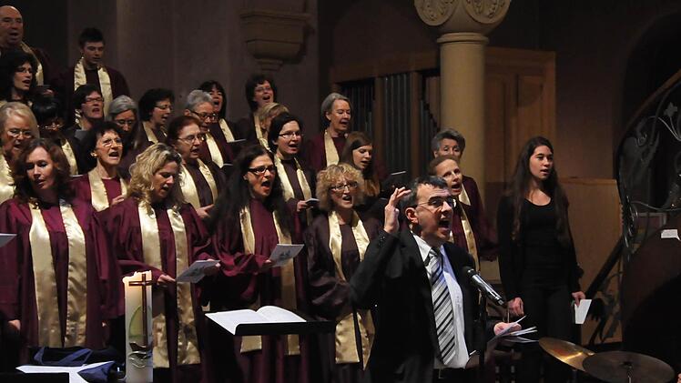Wo immer der Gospelchor "Die KisSingers" unter der Leitung von Stadtkantor Jörg Wöltche auftritt, lässt er ein begeistertes und ergriffenes Publikum zurück.  Foto: Peter Klopf