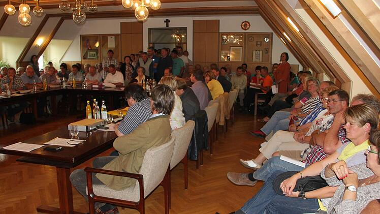 Der Rathaussaal in Küps war am Dienstagabend wieder überfüllt.