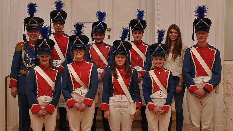 Für 10-jährige Treue zum Jugendmusikkorps der Stadt Bad Kissingen ehrte Stadtmusikdirektor Bernd Hammer mit dem Ehrenkettchen: Florian Koch, Robin Hillenbrand, Felix Back, Svea Endres (hinten von links), Magdalena Leirich, Meike Reidelbach, Vanessa Then, Anna-Lena Back und Justus Tillmann (vorne von links).