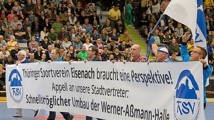 Verantwortliche und Fans des ThSV Eisenach appellierten bereits vor über einem Jahr mit einem großen Banner in der HUK-Arena an die Politik in Thüringen, endlich die für Erstliga-Handball zu kleine Werner-Aßmann-Halle zu vergrößern. Die Coburger Halle sei zwar "ein Traum", so ein ThSV-Fan, doch die Hoffnung "wieder zu Hause" zu spielen, sei groß. Jetzt steht fest, dass der Erstliga-Aufsteiger kein einziges Spiel in Eisenach durchführen darf. Als Ersatz-Spielort ist Coburg der große Favorit.  ...