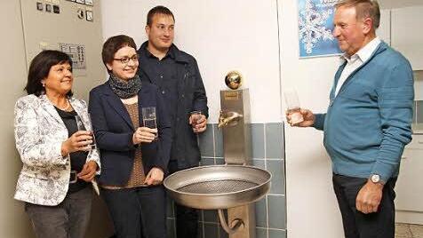 Wasser aus der Kottendorfer Quelle trinken (von links) Vorsitzende Gertrud Bühl, Chemikerin Jutta Wiedenhöfer, der künftige Geschäftsführer Daniel Stürmer sowie Geschäftsführer Rupert Göller.  Foto: Günther Geiling