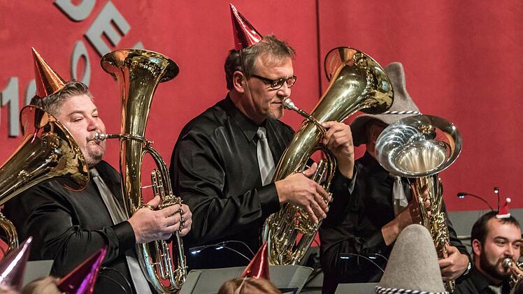 Begeisterten Beifall verdiente sich die Blaskapelle Meeder bei ihrem Jahreskonzert in der ausverkauften Schulturnhalle. Foto: Jochen Berger