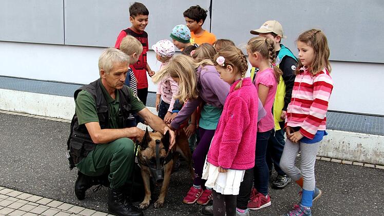 Ferienkinder bei der Herzogenauracher Polizei  Foto: Richard Sänger