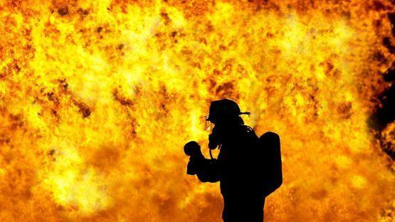 In Bochum (Nordrhein-Westfalen) explodierte am Dienstagabend (8. Mai 2018) eine Gasflasche in einer Lagerhalle. Die örtliche Feuerwehr hatte alle Hände voll mit den Löscharbeiten zu tun. Symbolbild: pixabay.com/NeuPaddy