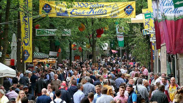 Das erste Wochenende der Bergkirchweih ist vorbei - die Polizei zieht Bilanz. Wieder gab es einiges zu tun f&uuml;r die Beamten.  Foto: Daniel Karmann/dpa