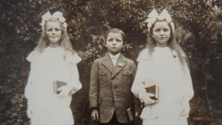 1926 ging Martha Firmbach (rechts) gemeinsam mit ihrer Schwester Marie und Bruder Otto zur Erstkommunion.privat