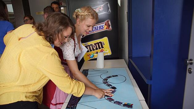 Dieses Bild wird k&uuml;nftig in der Fachakademie f&uuml;r Sozialp&auml;dagogik Sankt Christophorus in Ha&szlig;furt an den Abschlussjahrgang 2019 erinnern: eine Achterbahn, deren Wagen die frischgebackenen Erzieher mit ihren bunten Fingerabdr&uuml;cken besetzten.  Sabine Weinbeer