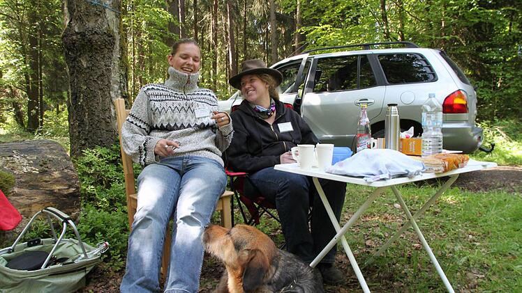 Die Streckenposten Beatrice Grimm (links) und Lisa Burger bleiben trotz Stechmücken-Attacken entspannt.