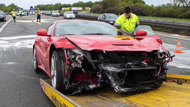 Mit der Bergung des Ferrari waren unter anderem die Polizei, ADAC und Helfer des THW beschäftigt. Foto: News5/Grundmann