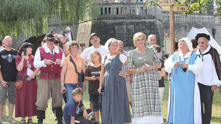 Viele Besucher verfolgten an den Wegesrändern und auf der Schlossbrüstung das bunte Treiben.