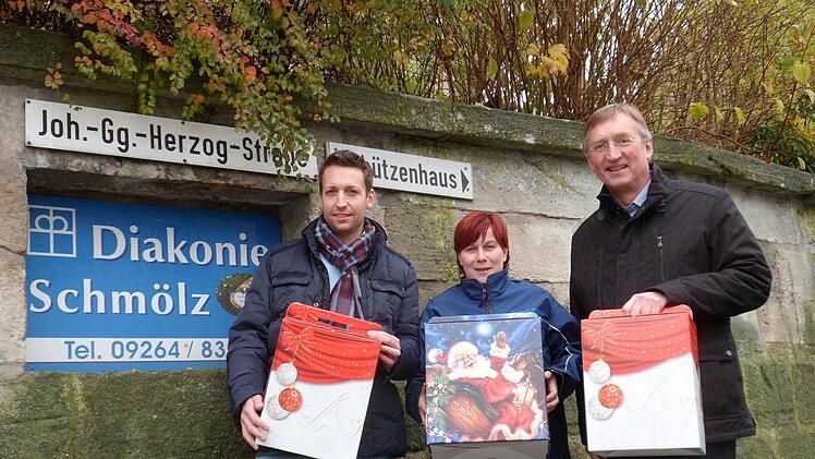 Sie stehen hinter dem Hilfstransport nach Rumänien: Initiator Torsten Schönsee, Pflegedienstleiterin Martina Bahr und Pfarrer Gerald Munzert.  Foto: privat