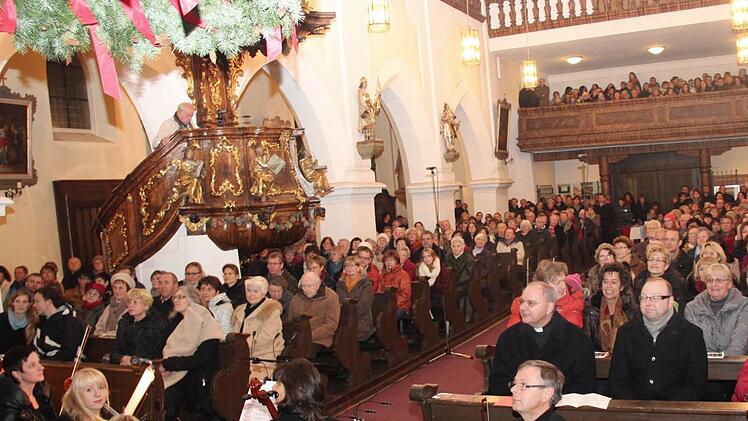 Blick vom Altarraum in das volle Gotteshaus