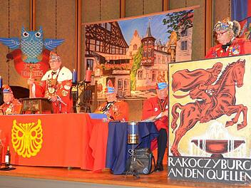 Festlich geschmückt war die Bühne im Rossini-Saal anlässlich der 39. Sippung und des 60-jährigen Stiftungsfestes des Kissinger Schlaraffen-Reyches 330 "An den Quellen".  Foto: Peter Rauch