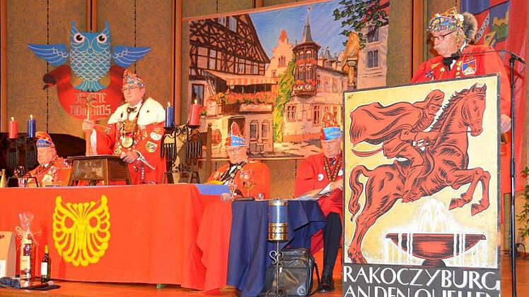 Festlich geschmückt war die Bühne im Rossini-Saal anlässlich der 39. Sippung und des 60-jährigen Stiftungsfestes des Kissinger Schlaraffen-Reyches 330 "An den Quellen".  Foto: Peter Rauch