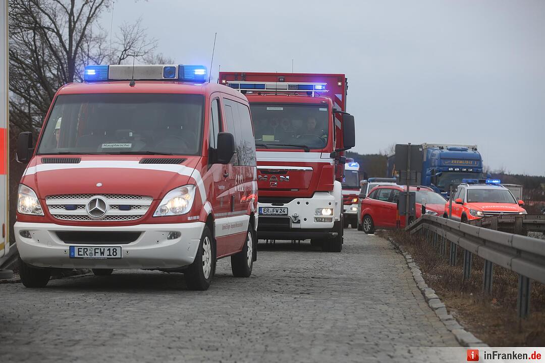 Chemie-Alarm auf der A3 - Feuerwehr sichert Gefahrgut