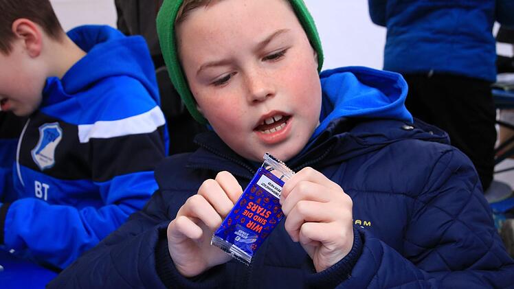 Ben Schnitzerlein reißt  ein erstes Sticker-Pack auf. Foto: Andreas Hofbauer