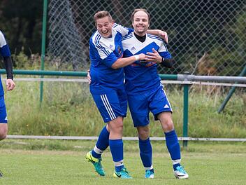 Grund zur Freude hatte der Spielertrainer des FC Wallenfels, Michael Herrmann (r.), in dieser Saison häufig. Sein Team gewann 26 von 30 Spielen in der Kreisklasse 4.  Foto: Archiv, Heinrich Weiß