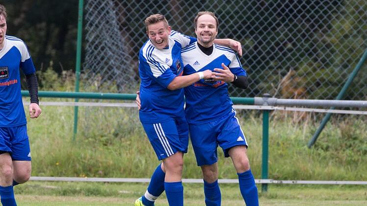 Grund zur Freude hatte der Spielertrainer des FC Wallenfels, Michael Herrmann (r.), in dieser Saison häufig. Sein Team gewann 26 von 30 Spielen in der Kreisklasse 4.  Foto: Archiv, Heinrich Weiß