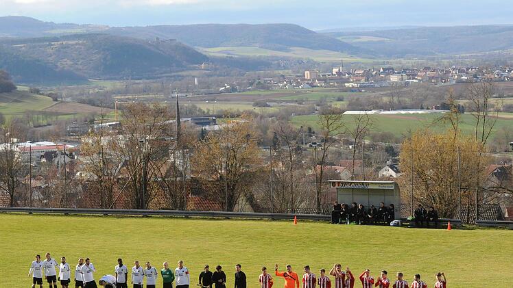 Wer sich nicht so recht mit dem Treiben auf dem Platz anfreunden konnte im Landesliga-Duell  des FC Fuchsstadt gegen den FC Geesdorf (1:2), durfte sich am Samstag zumindest am Fernblick Richtung Hammelburg und Saaletal erfreuen.ssp