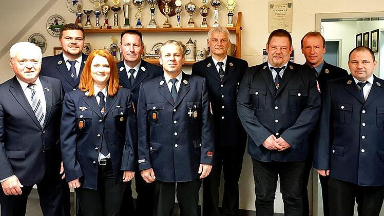 Kürzlich führte die Freiwillige Feuerwehr Lettenreuth Neuwahlen durch. Unser Foto zeigt von links Bürgermeister Helmut Fischer, Sascha Karl, Saskia Löffler, Jürgen Neumann, Thomas Dietrich, Alfons Fischer, Frank Karl, Thomas Seifert und Klaus Rußwurm. Foto: Horst Habermann